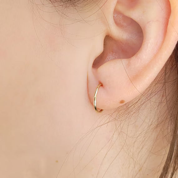 Boucles d'oreilles Sans fin en or jaune 10K - Boucles d'oreilles Or jaune 10K PBO16324S Boucles d'oreilles huggies Minimalistes en or 10K | Mathieu Blanchard Mathieu Blanchard Joaillerie