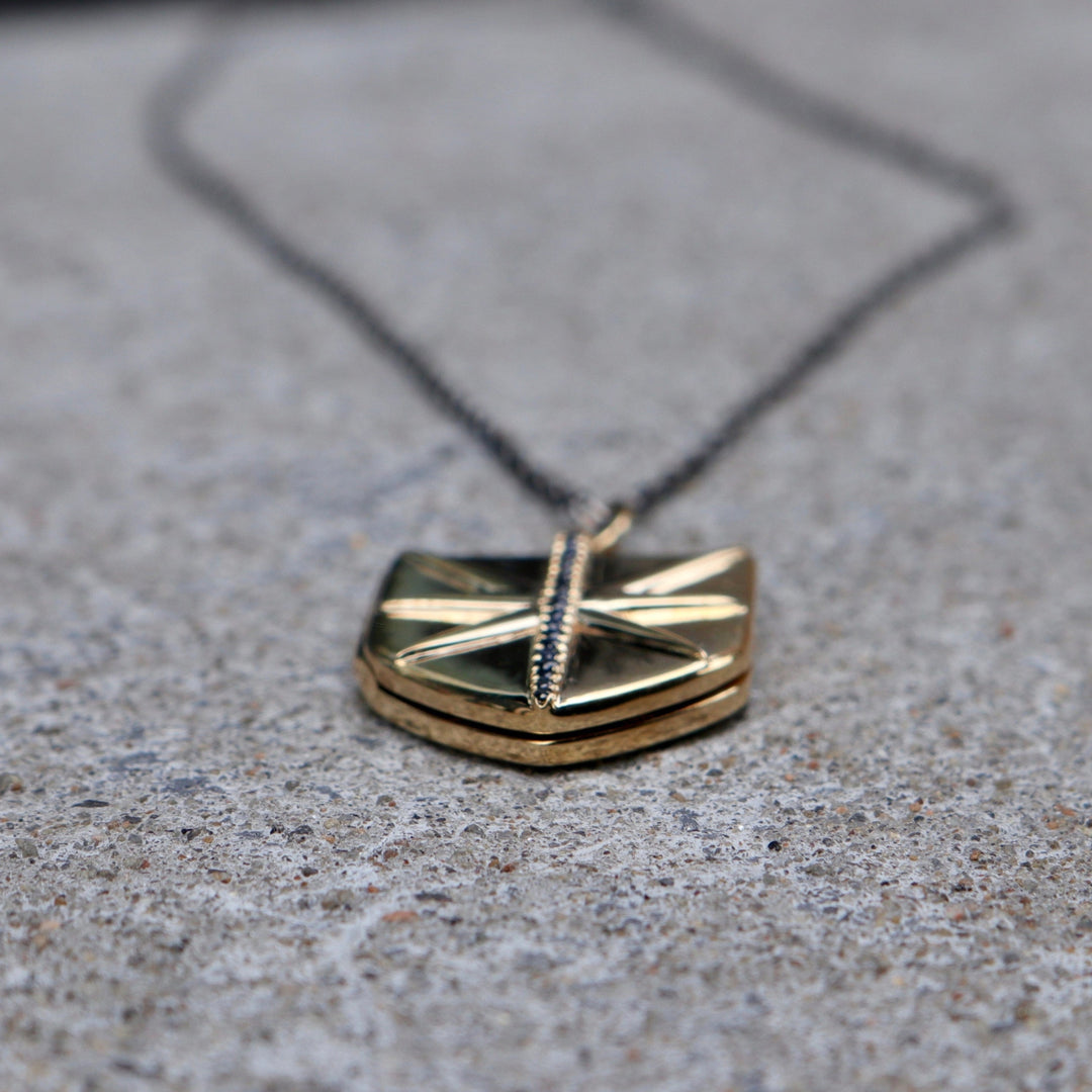 Mathieu Blanchard Collier Bouclier porte-photo et noir en or 14K, argent sterling et saphirs noirs