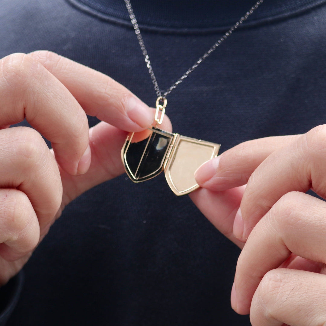 Mathieu Blanchard Collier Bouclier porte-photo et noir en or 14K, argent sterling et saphirs noirs