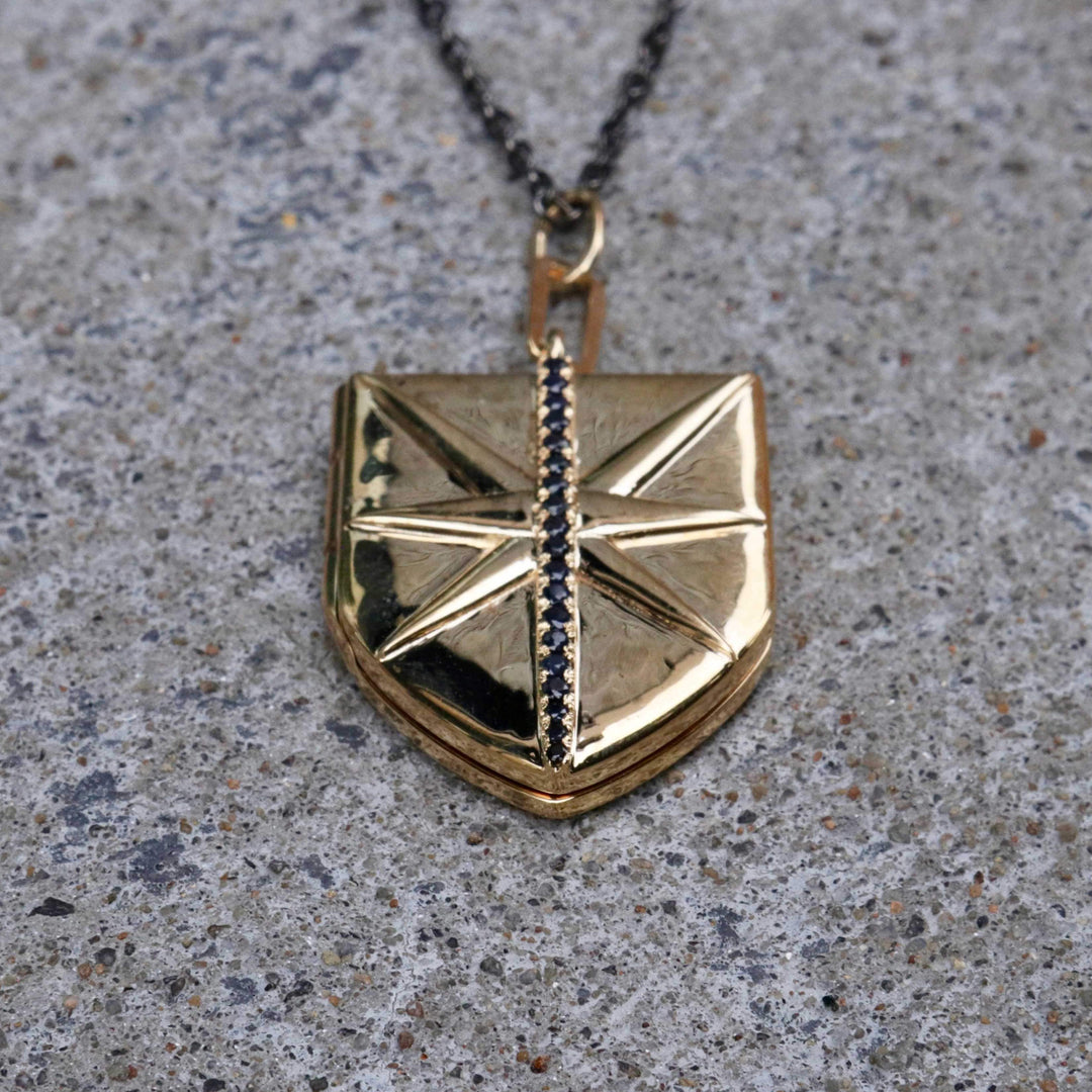 Mathieu Blanchard Collier Bouclier porte-photo et noir en or 14K, argent sterling et saphirs noirs