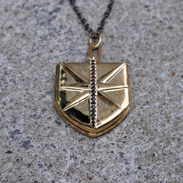 Mathieu Blanchard Collier Bouclier porte-photo et noir en or 14K, argent sterling et saphirs noirs