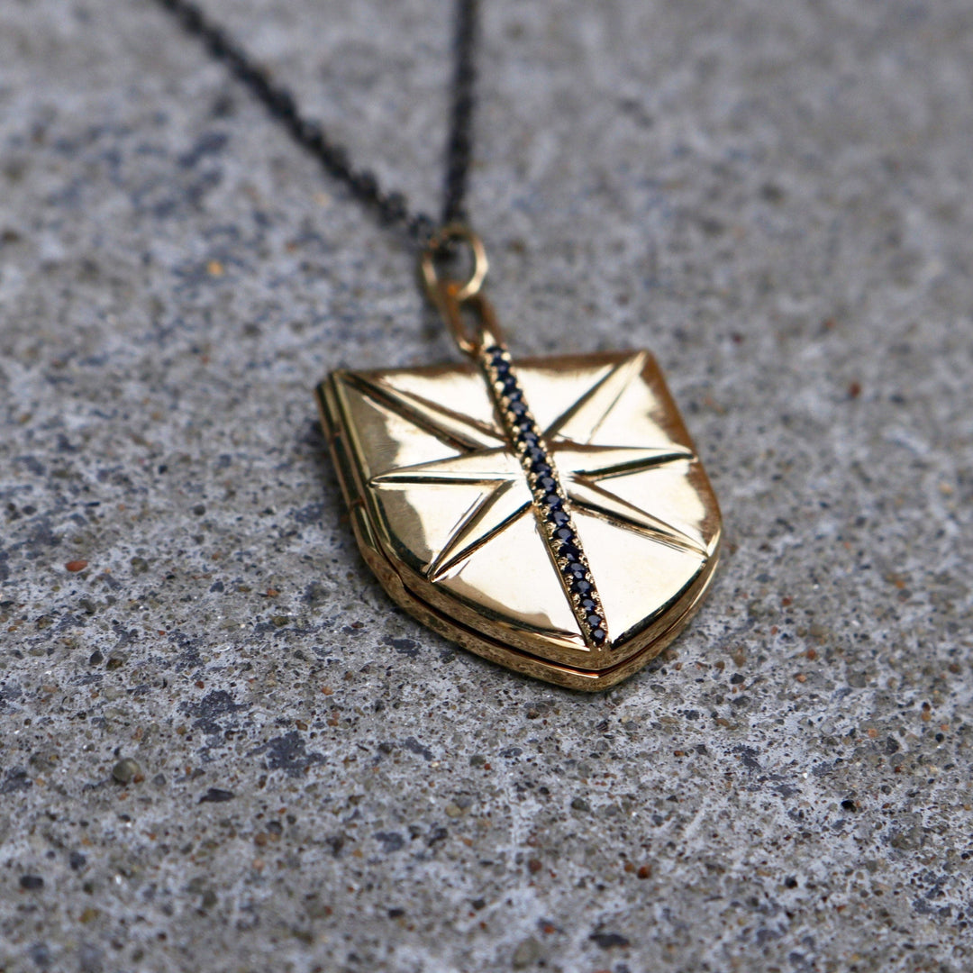 Mathieu Blanchard Collier Bouclier porte-photo et noir en or 14K, argent sterling et saphirs noirs