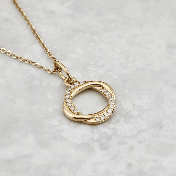Collier Entrelacées et moissanites en or jaune 10K Mathieu Blanchard Boucles d&