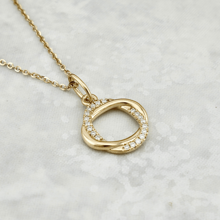 Collier Entrelacées et moissanites en or jaune 10K Mathieu Blanchard Boucles d&