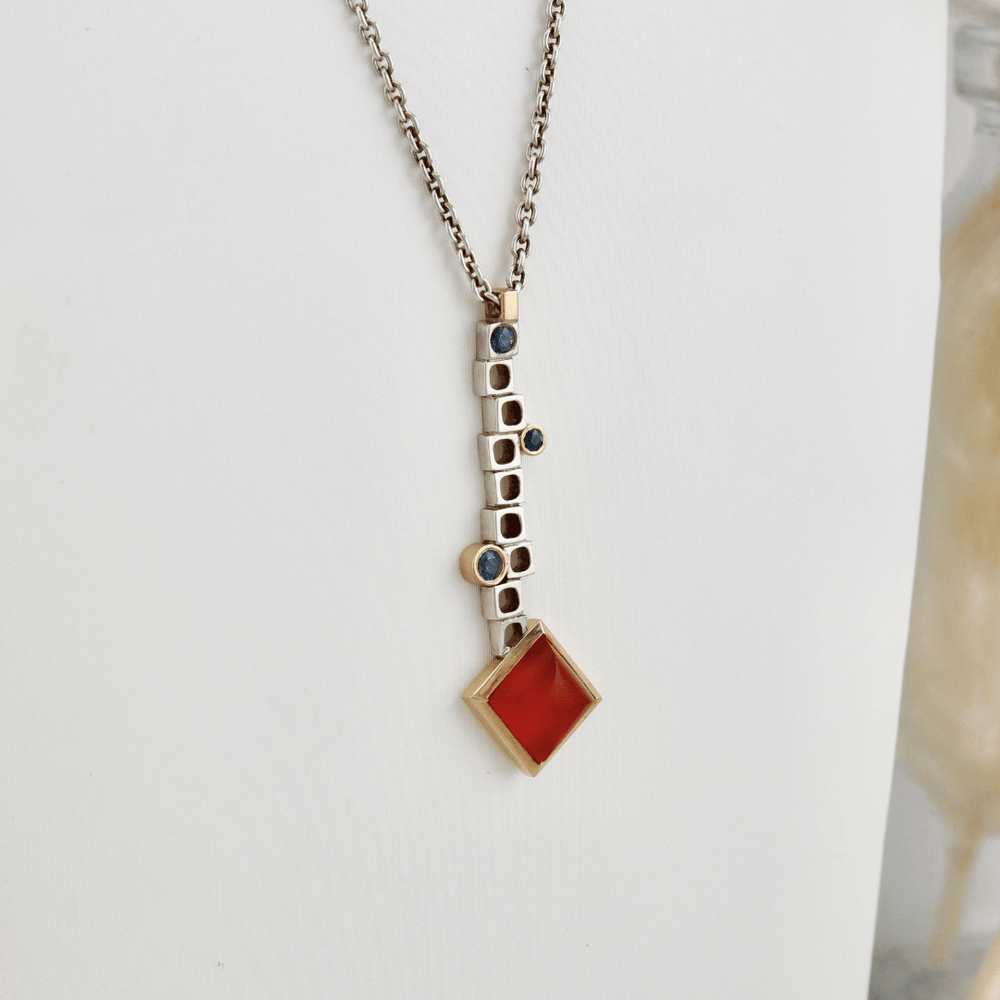 Christine Dwane Collier Geometrica en argent sterling, or 14K, saphirs et cornaline