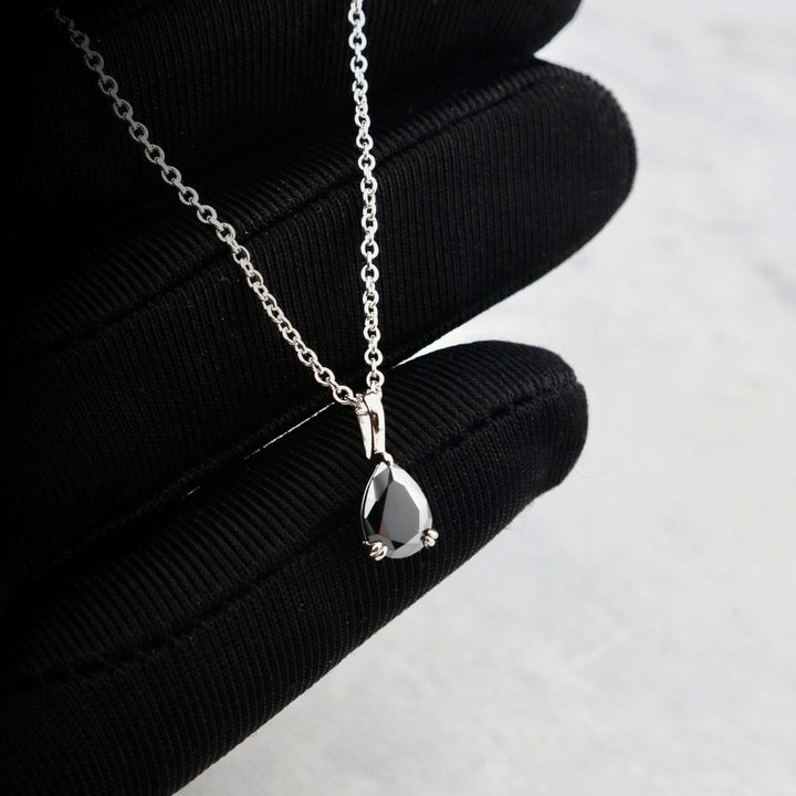Collier Moissanite noire Mathieu Blanchard Collier Pendentif Moissanite noire en or ou platine | Mathieu Blanchard Mathieu Blanchard Joaillerie