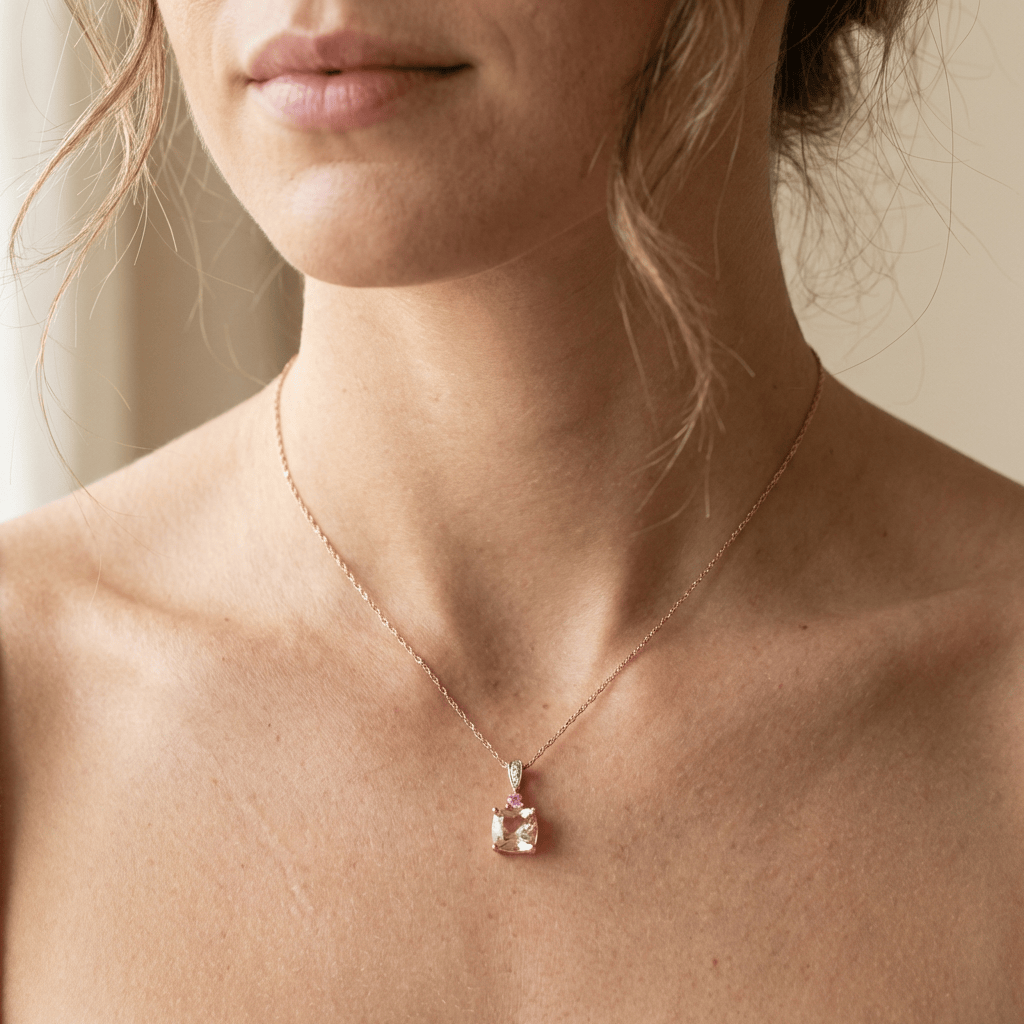 Collier, morganite, saphir rose et diamant en or rose 10K - Colliers Or rose 10K KP05-104525P/MR Collier en or 10K, morganite poire et diamant | Mathieu Blanchard Mathieu Blanchard Joaillerie