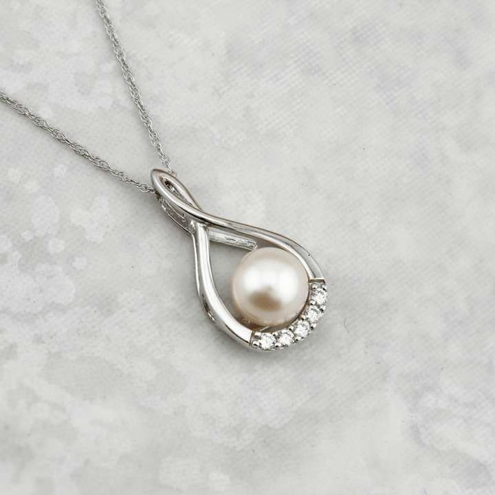 Collier Orya, perle et diamants - Colliers Or blanc 10K KP05-72800W/P Pearl Collier en or 10K, perle 7 mm et diamants 0,08 ctw | Mathieu Blanchard Mathieu Blanchard Joaillerie