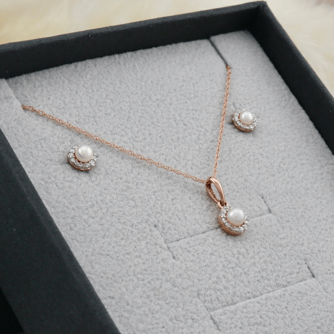 Mathieu Blanchard Ensemble Boucles d'oreilles & Collier en or 10K, perles et diamants 0.12 ctw