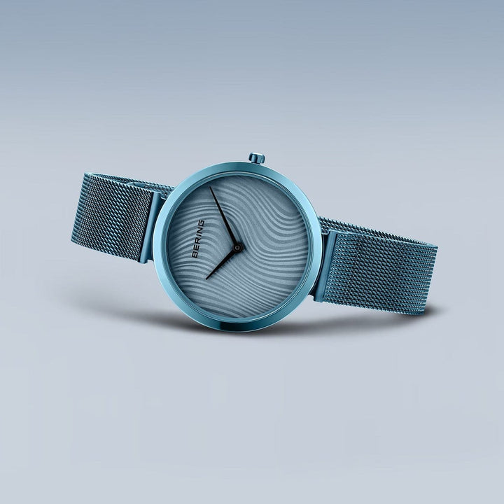 Montre Bering Bleu Brillant 32mm 18132 Charity2 Bering Montre Acier inoxydable plaqué bleu 18132-Charity2 Montre Bering Bleu Brillant 32mm 18132-Charity2 - Mathieu Blanchard - Dépositaire officiel Bering Canada Mathieu Blanchard Joaillerie