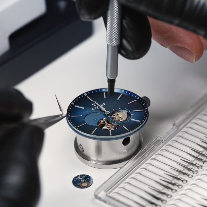 Montre Charlie Paris INITIAL Open Heart Jour/Nuit Bleu 40 mm en acier inoxydable Charlie Paris Montre Montre Charlie Paris INITIAL Open Heart Jour/Nuit - Bleu 40 mm | Dépositaire Officiel Canada | Mathieu Blanchard Joaillerie Mathieu Blanchard Joaillerie