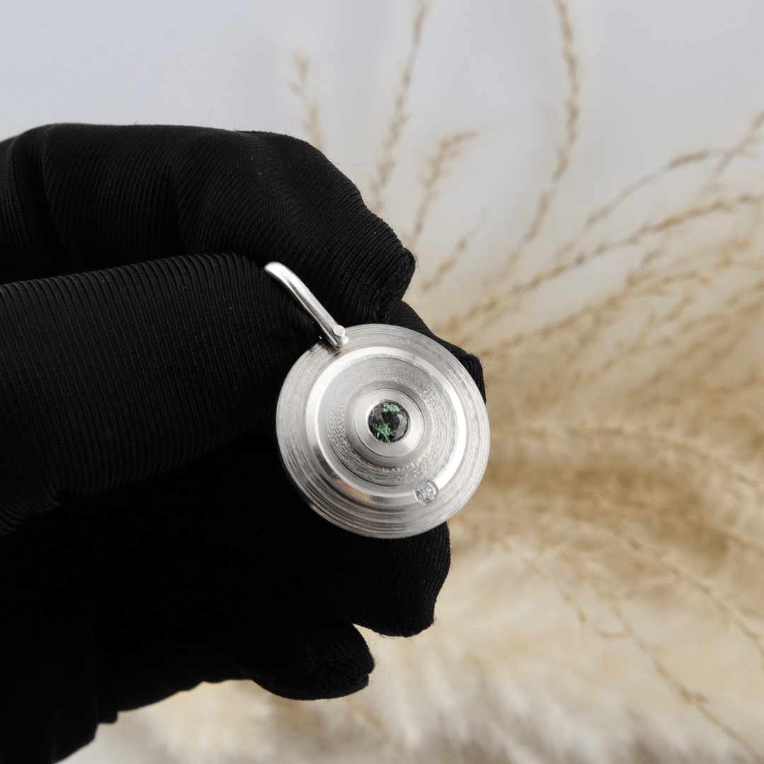 Pendentif,, diamant et saphir du Montana en titane Christine Dwane Titane PPEC14187S Pendentif en argent fin, titane, diamant et saphir du Montana | Mathieu Blanchard Mathieu Blanchard Joaillerie
