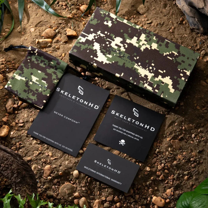 Quatuor de bracelets Strike en acier inoxydable SkeletonHD Bracelets Acier inoxydable Lot de 4 bracelets Strike Box - Camouflage, par SkeletonHD | Mathieu Blanchard Mathieu Blanchard Joaillerie