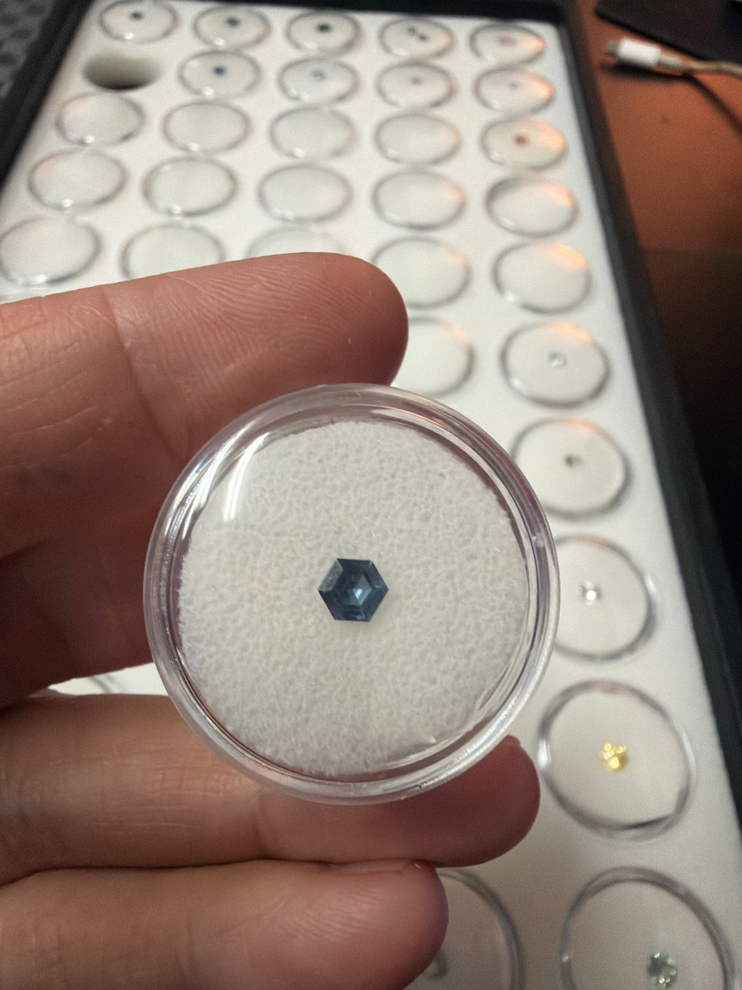 Saphir Naturel Bleu Taille Hexagone 4.5mm Rwanda Mathieu Blanchard 0.40ct - 4.5mm Saphir Naturel Bleu Taille Hexagone 4.5mm Rwanda Mathieu Blanchard Joaillerie