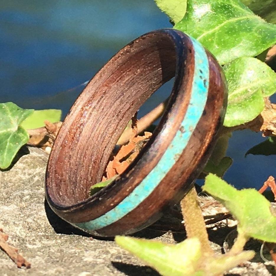 Atelier du bon bouleau Bague en bois et turquoise personnalisée