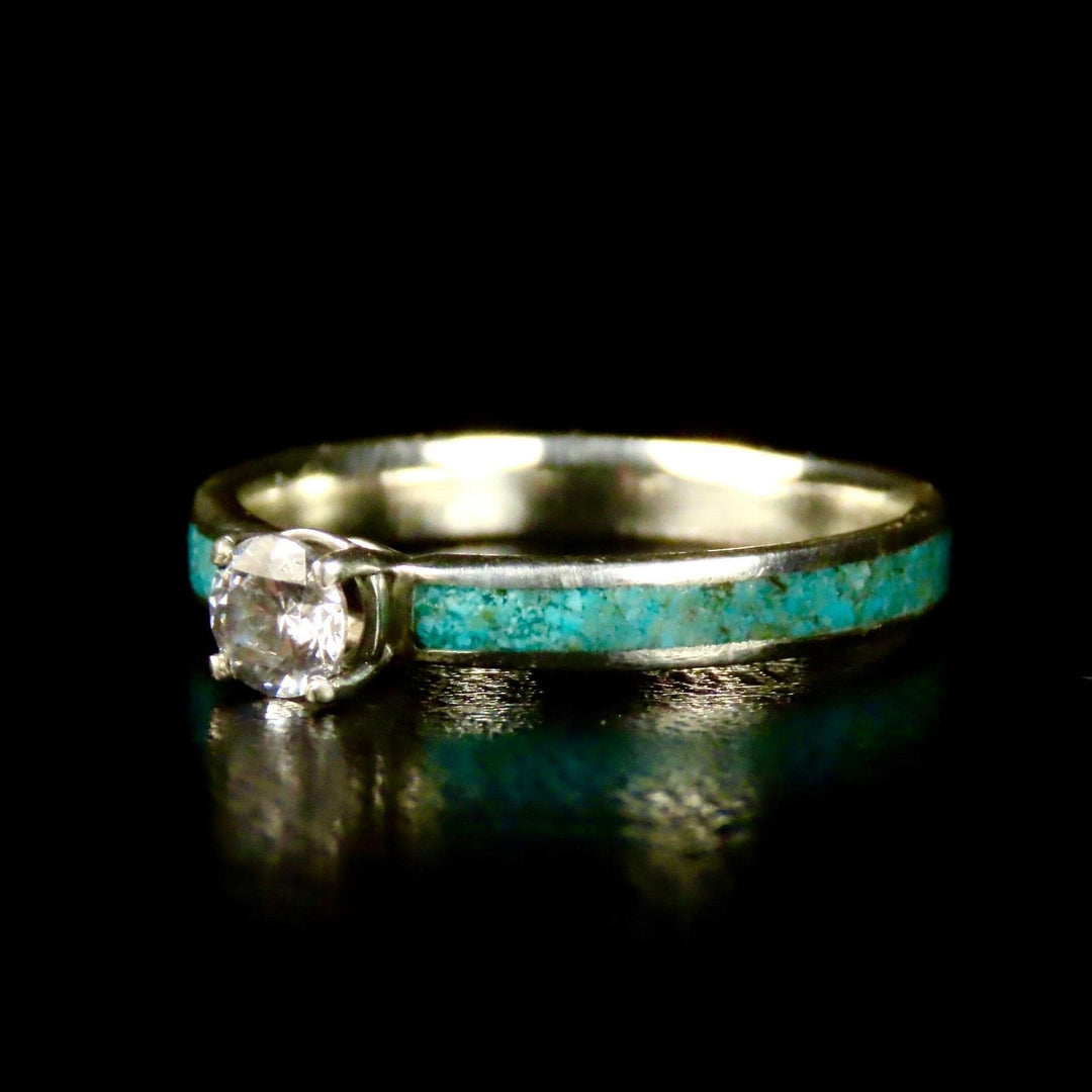 Atelier du bon bouleau Bague Solitaire en turquoise, or 14K - 18K et moissanite personnalisée