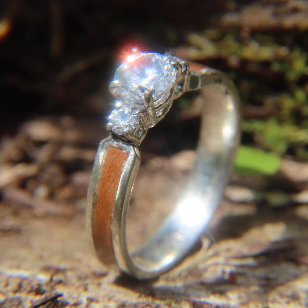 Atelier du bon bouleau Bague Trinité en bois, or 14K - 18K et moissanite personnalisée
