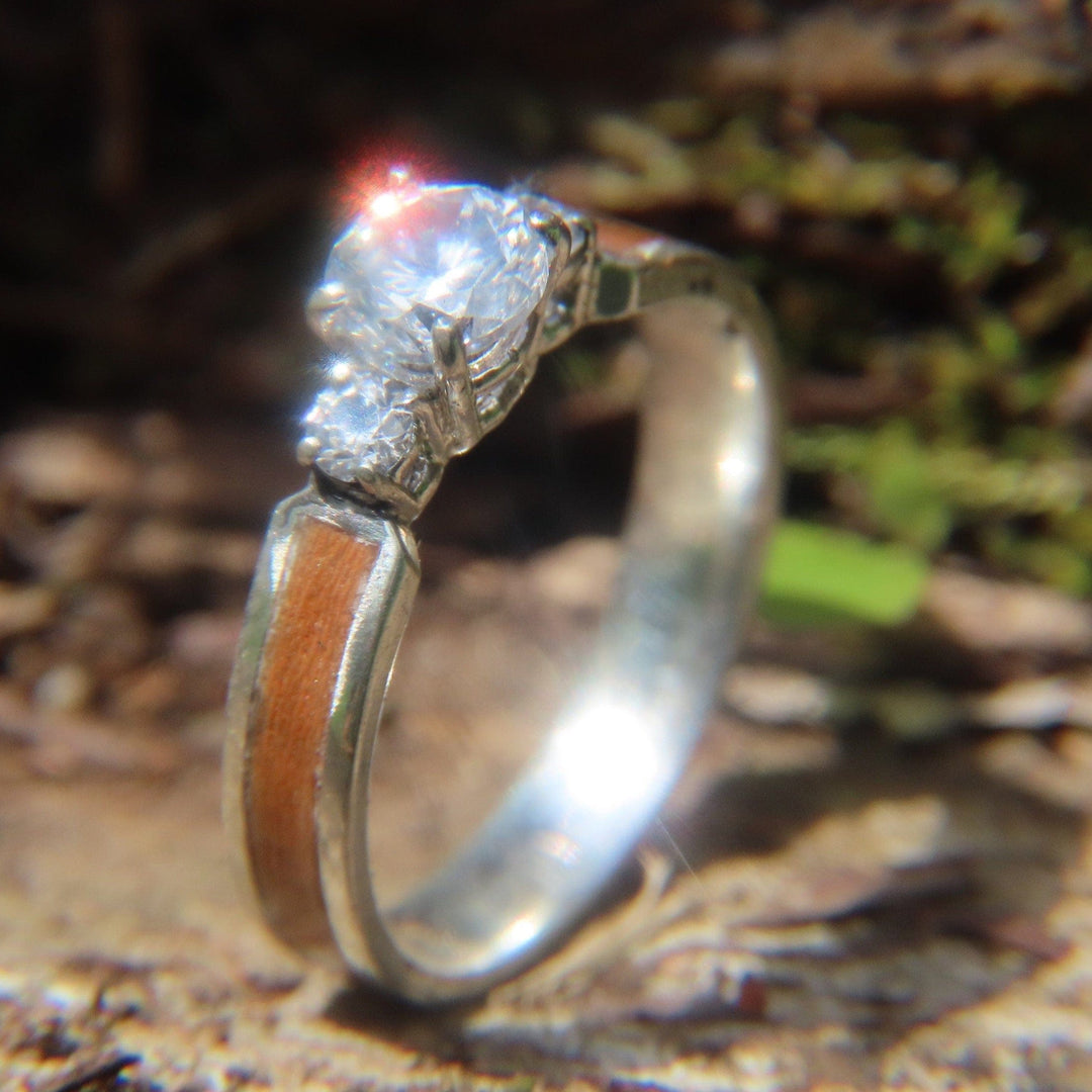 Atelier du bon bouleau Bague Trinité en bois, or 14K - 18K et moissanite personnalisée