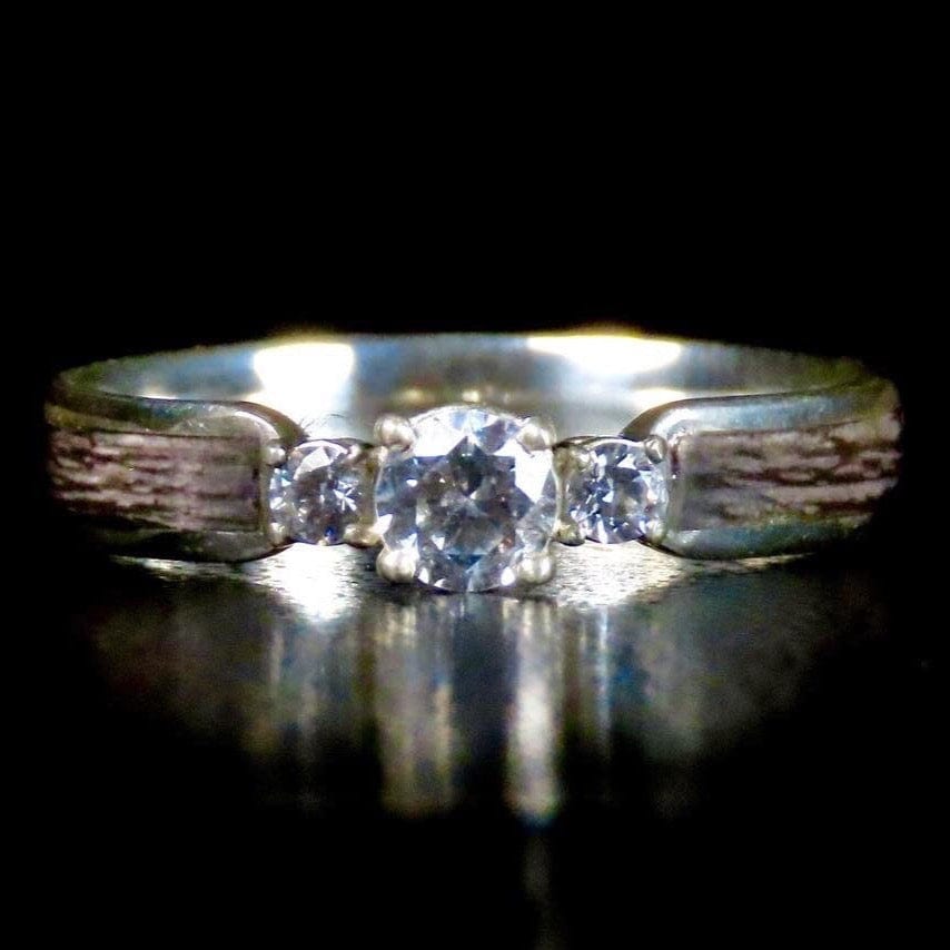 Atelier du bon bouleau Bague Trinité en bois, or 14K - 18K et moissanite personnalisée