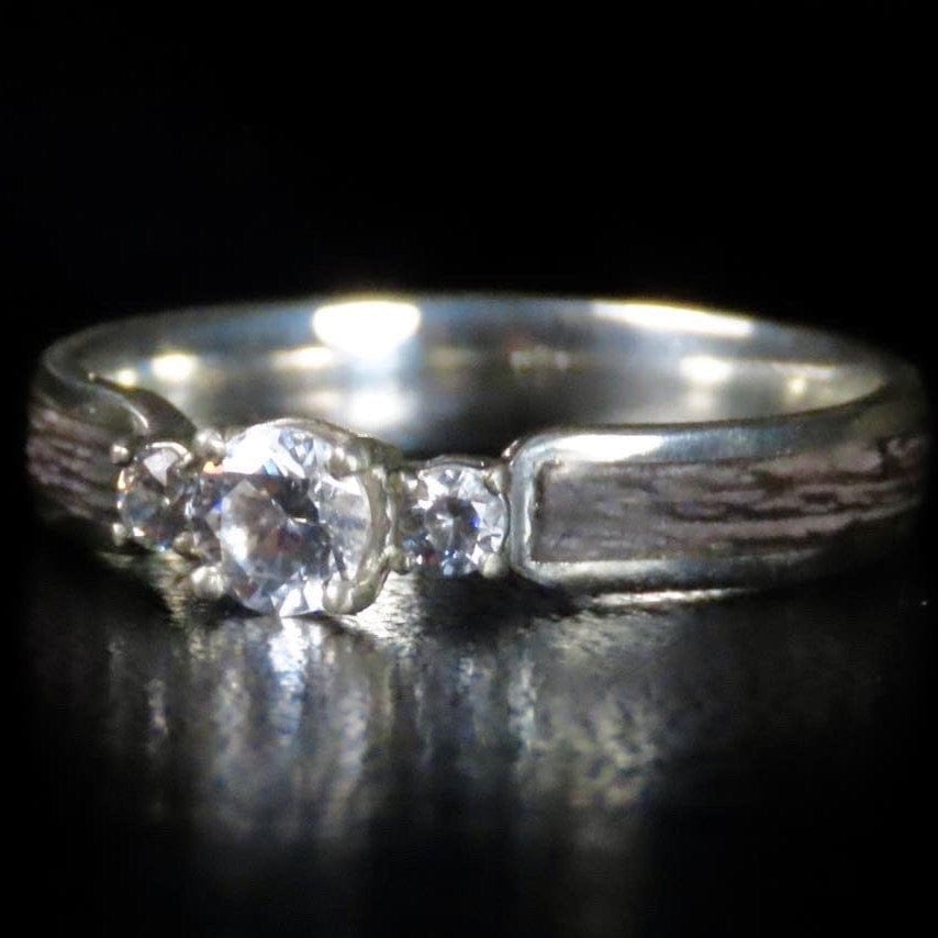 Atelier du bon bouleau Bague Trinité en bois, or 14K - 18K et moissanite personnalisée