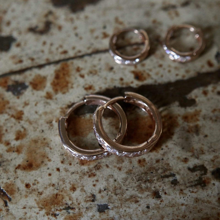 - Boucles d'oreilles huggies 10mm, 13mm, 15mm ou 17mm et cz sur or jaune, blanc ou rose 10K