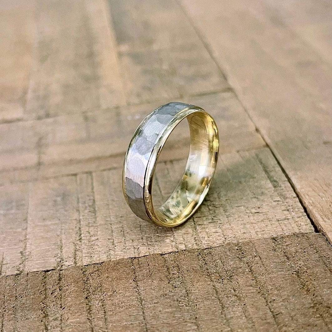 - Grandeur 9 1/4 Bague jonc martelé en or jaune et blanc 10K