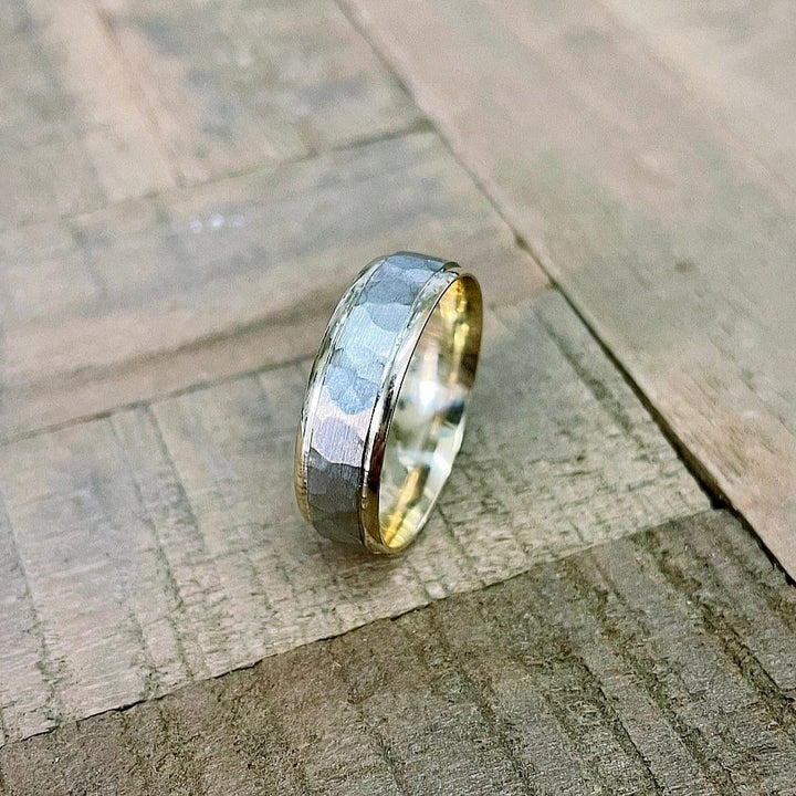- Grandeur 9 1/4 Bague jonc martelé en or jaune et blanc 10K