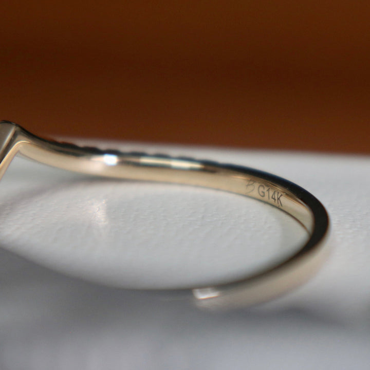 Mathieu Blanchard Bague V en or 14K et moissanites