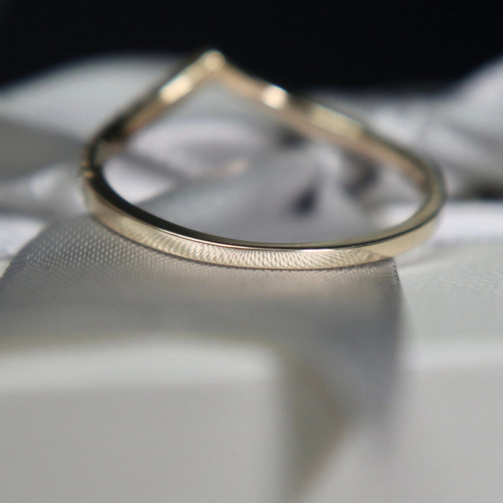 Mathieu Blanchard Bague V en or 14K et moissanites