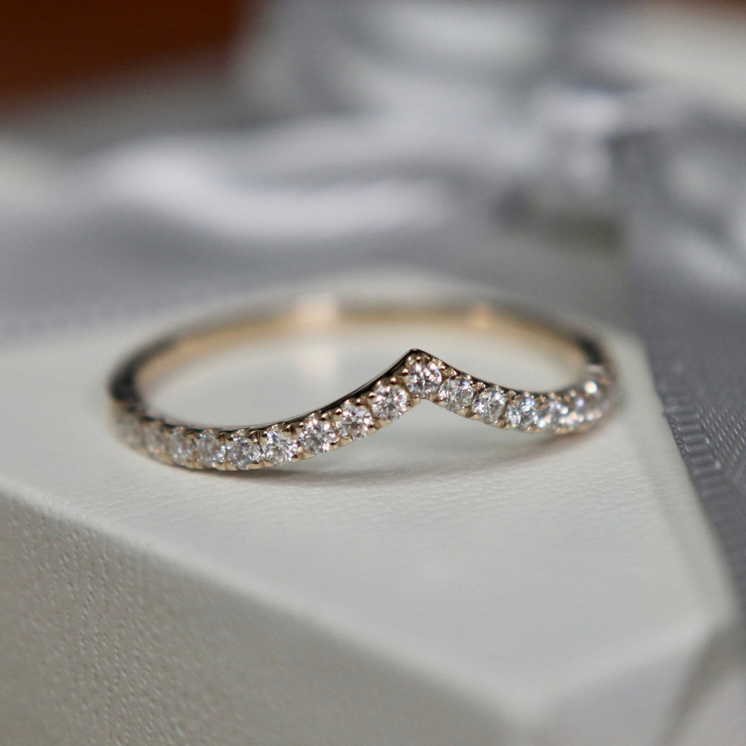 Mathieu Blanchard Bague V en or 14K et moissanites