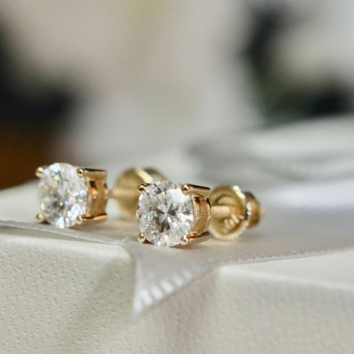 Mathieu Blanchard Boucles d'oreilles Boucles d'oreilles Classiques en or jaune ou blanc 10K et moissanites