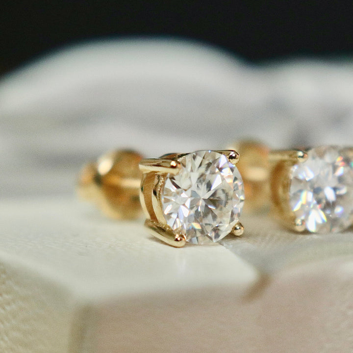 Mathieu Blanchard Boucles d'oreilles Boucles d'oreilles Classiques en or jaune ou blanc 10K et moissanites