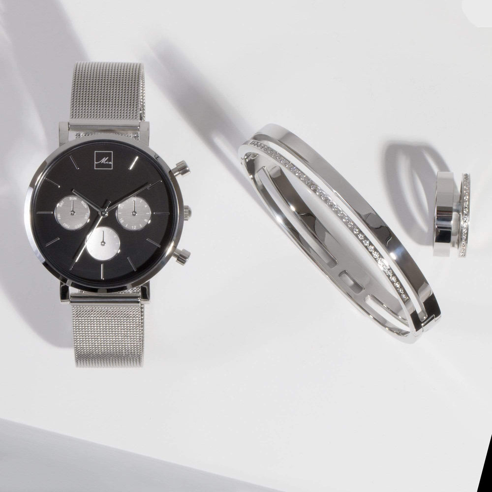 Montre chrono cadran noir avec bracelet maille argent et boîtier latéral