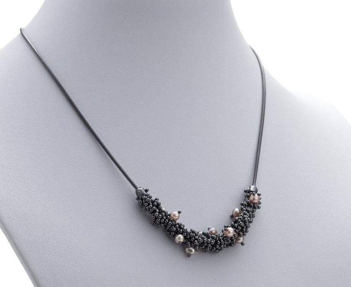 Michaud Michaud Colliers Collier avec quatre pouces de Shikshok en argent oxydé et perles rosées