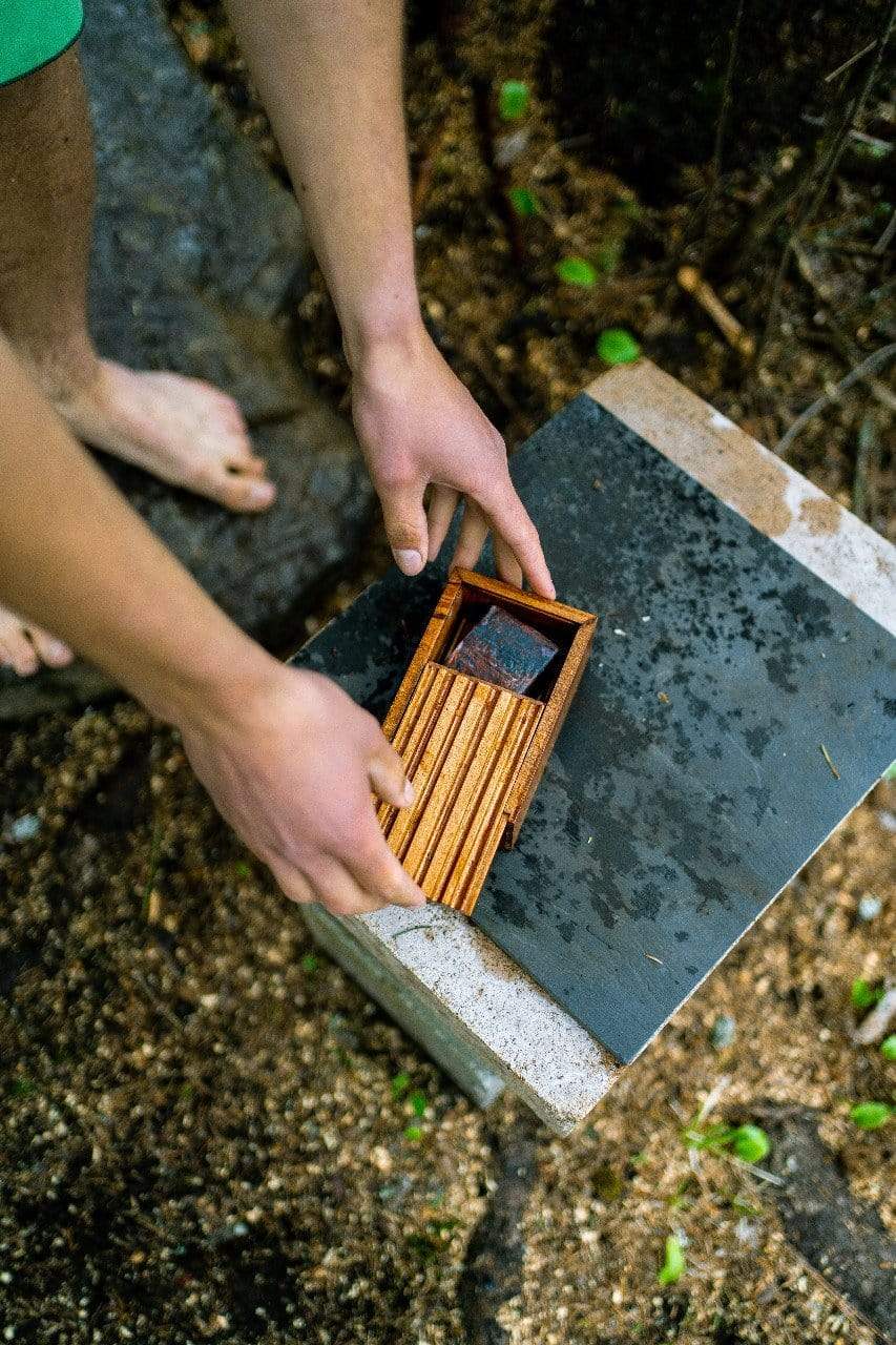 Pur Om Boîte à barre en bois