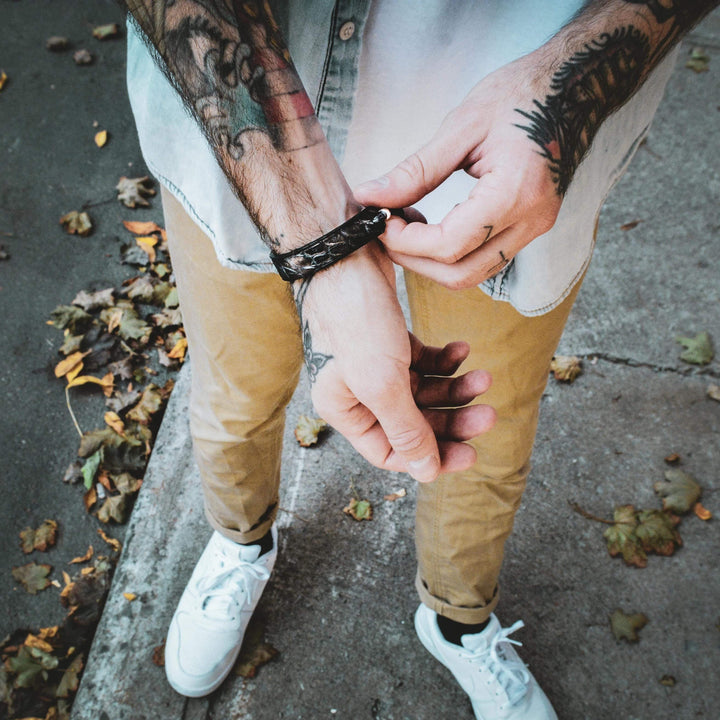 Romeo J. Bracelet en cuir de crocodile, perle de Tahiti  et argent